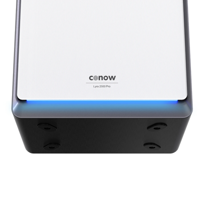 Conow Lyra 2500 Pro mit Solarmodul an der Hausfassade installiert