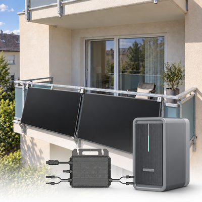 Balkonkraftwerk 800W mit Speicher am Balkongeländer: zwei AIKO Neostar 2S+ Module, Marstek B2500-D Speicher und Mikrowechselrichter